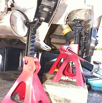 w75_rearaxle_extrastand.jpg (23025 bytes)